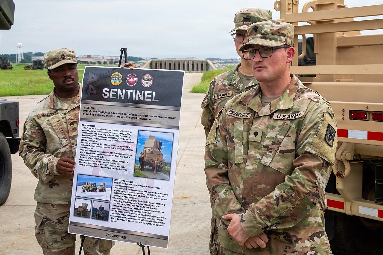 File photo: U.S. Army personnel present information about the Sentinel radar system at Camp Humphreys, South Korea. File photograph; it does not depict Helsing’s Contra system or the reported testing. Illustrative context; not a photograph of the reported event.